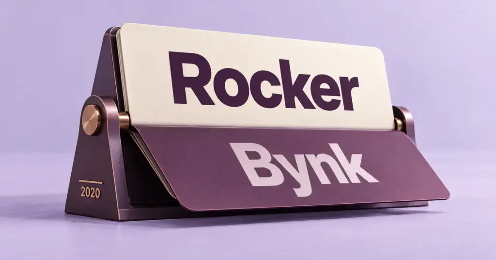 Illustration av en vändbar namnskylt där Bynk ersätts av Rocker, med årtalet 2020 som markerar namnbytet.